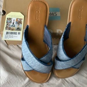 Toms size 10 blue skin chambray slides